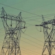 Strom und Erdgas sind so teuer wie nie. Wir erklären Dir, warum das so ist und wie sich der Preis entwickeln könnte. Strommasten vor Sonnenuntergang