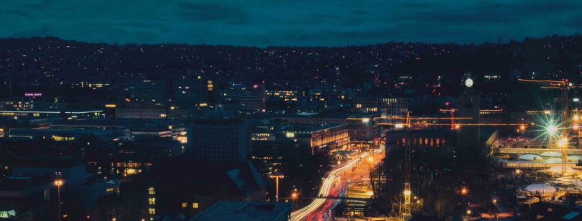 Energiepreise auf Rekordhoch Die Kosten für Strom und Gas steigen rapide an. Wir erklären Dir, was die aktuelle Lage für Dich bedeutet. Bild der von Wien bei Nacht.