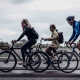 Drei Personen auf dem Weg zur Arbeit mit dem Fahrrad - wir zeigen Dir, wie Du umweltfreundlich ins Büro kommst.