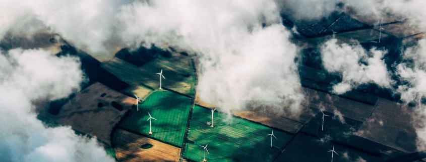 Abschaffung EEG-Umlage Welche Folgen hat die Abschaffung der EEG-Umlage 2022 für Dich? Wir haben alles wichtige zur EEG-Umlage für Dich zusammengefasst. Felder mit Windkraftanlage von oben