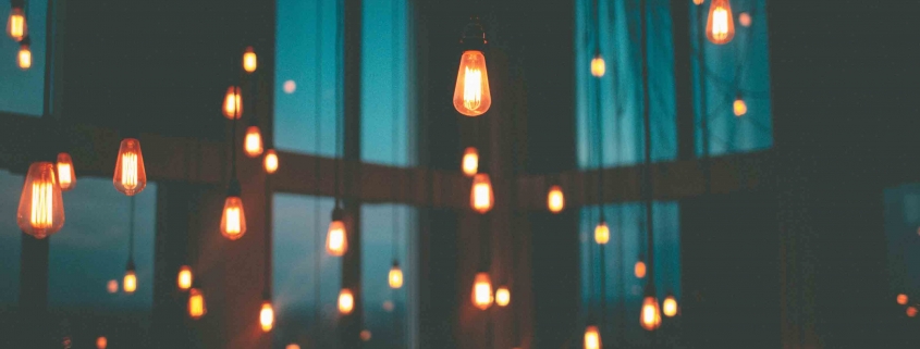 So kannst Du zu Hause Energie sparen! Wir haben Energiespar-Tipps aus allen Bereichen für Dich gesammelt.