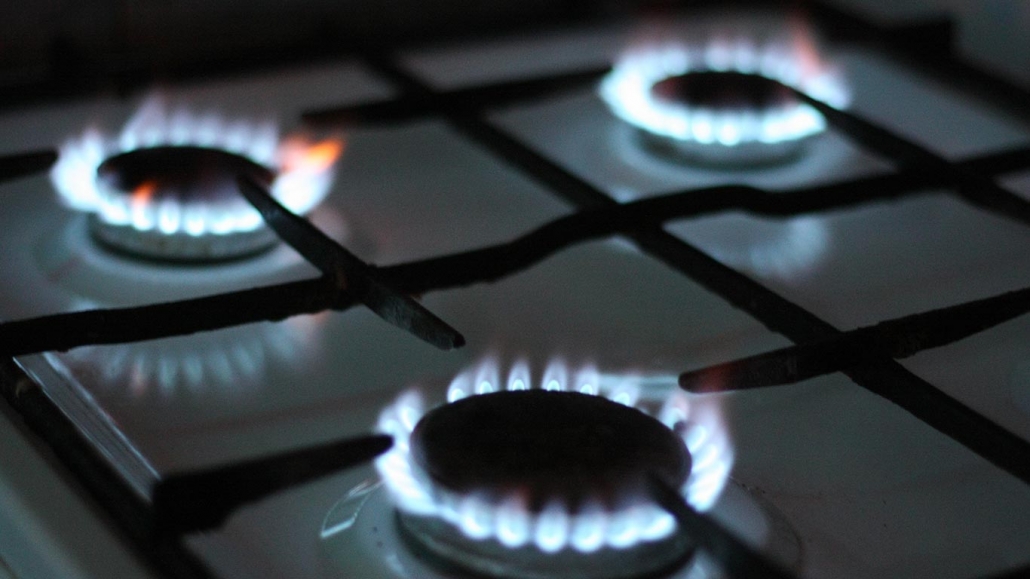 Gasflammen auf Herd, wir informieren Dich über die Erdgas-Versorgungssicherheit in Deutschland.