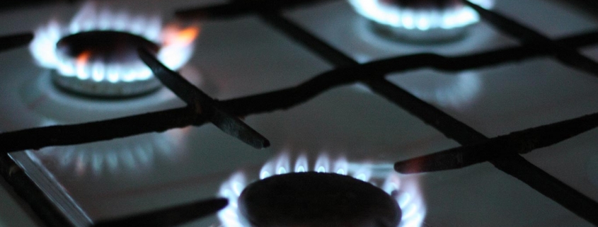 Gasflammen auf Herd, wir informieren Dich über die Erdgas-Versorgungssicherheit in Deutschland.
