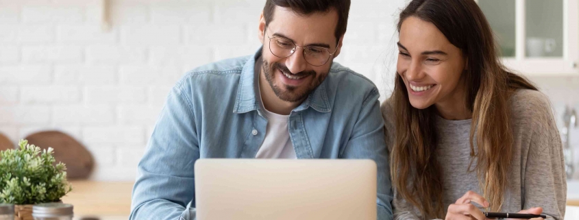 Dein neues Kundenportal ist da! Das neue MAXENERGY Kundenportal ist da! Jetzt direkt einloggen und ausprobieren. Paar sitzt vor Laptop und entdeckt das Kundenportal