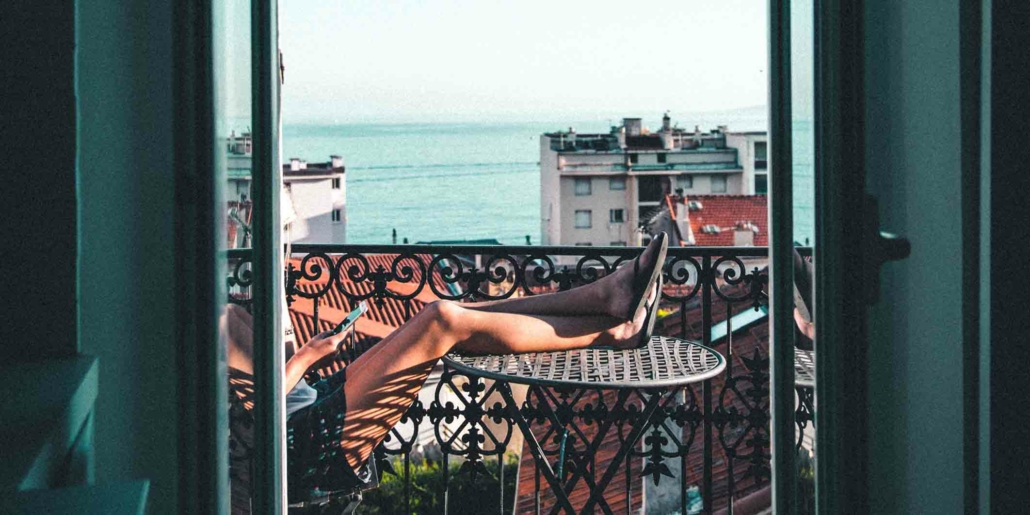 Auf Deinem Balkon kannst Du ganz einfach Energie gewinnen. Wir verraten Dir alles wichtige zu Balkonsolar.