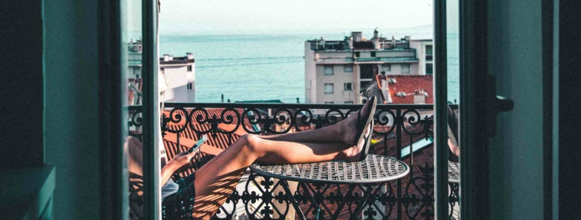 Auf Deinem Balkon kannst Du ganz einfach Energie gewinnen. Wir verraten Dir alles wichtige zu Balkonsolar.