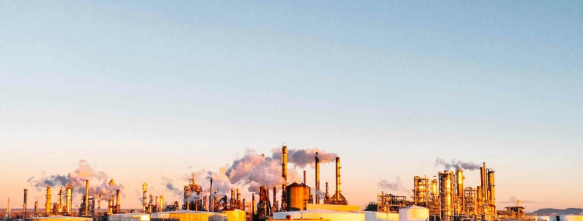 Heizöl ist eine gängige Heizmethode, die allerdings nicht wirklich zukunftsfähig ist. Wir haben die Gründe für die aktuell schwankenden Heizölpreise zusammengefasst.