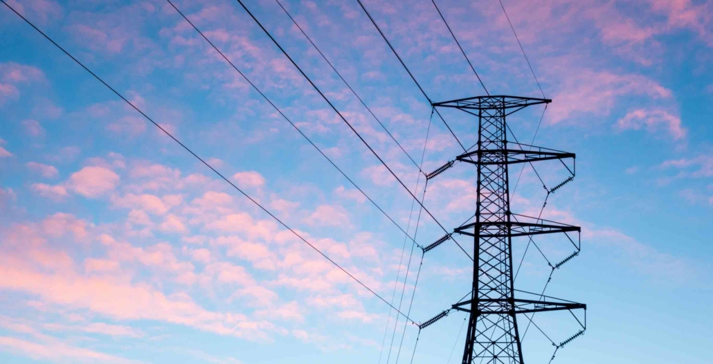 Der Preis für Strom- und Gas ist wieder gefallen. Woran das liegt, erklären wir Dir hier!
