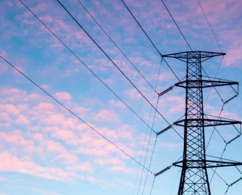 Der Preis für Strom- und Gas ist wieder gefallen. Woran das liegt, erklären wir Dir hier!