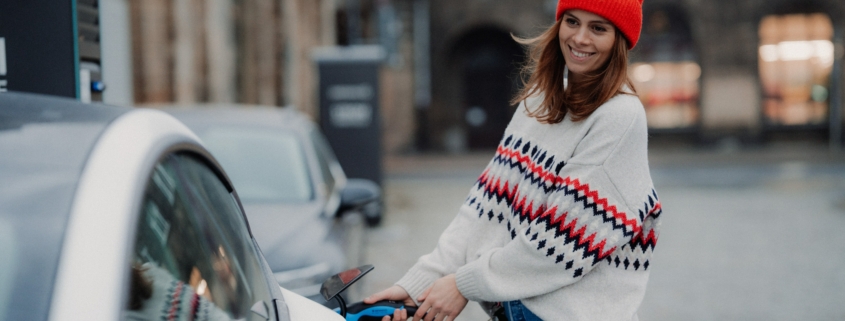 Was musst Du vor dem Kauf eines E-Autos wissen? Welche Mythen zu E-Mobilität sind wahr? Wir klären Dich auf.