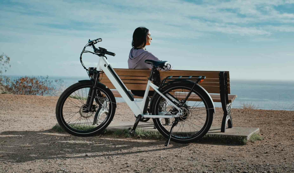 Frau macht mit ihrem eBike eine Fahrradtour