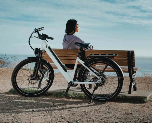 Frau macht mit ihrem eBike eine Fahrradtour