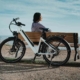Frau macht mit ihrem eBike eine Fahrradtour
