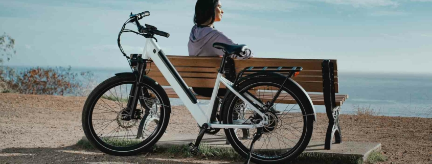 Frau macht mit ihrem eBike eine Fahrradtour