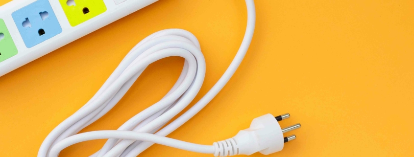 Steckdosenleiste auf gelben Hintergrund