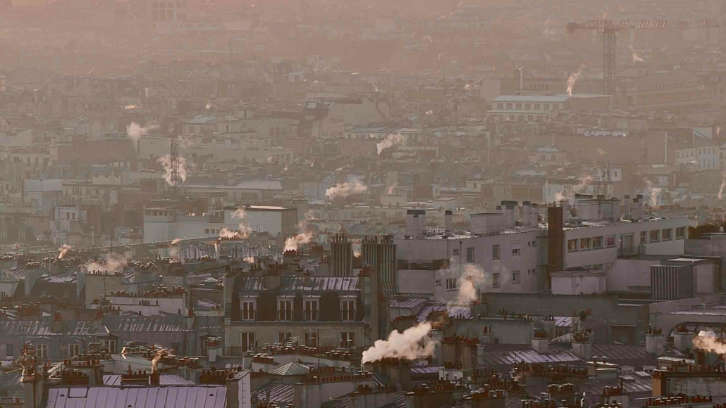 Städtische Skyline im sanften Licht des Herbstes, aufgenommen von einem Gebäude aus – idealer Moment, um über effizientes Heizen in der Übergangszeit nachzudenken.