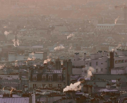 Städtische Skyline im sanften Licht des Herbstes, aufgenommen von einem Gebäude aus – idealer Moment, um über effizientes Heizen in der Übergangszeit nachzudenken.