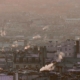 Städtische Skyline im sanften Licht des Herbstes, aufgenommen von einem Gebäude aus – idealer Moment, um über effizientes Heizen in der Übergangszeit nachzudenken.