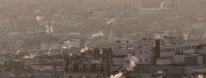 Städtische Skyline im sanften Licht des Herbstes, aufgenommen von einem Gebäude aus – idealer Moment, um über effizientes Heizen in der Übergangszeit nachzudenken.