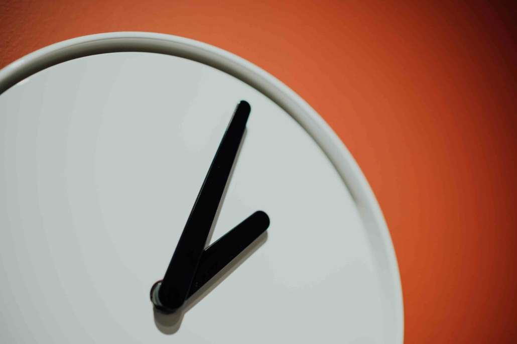 Eine Uhr vor orangem Hintergrund - ab Juni können Stromkunden in Deutschland in 24 Stunden ihren Anbieter wechseln.