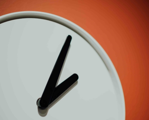 Eine Uhr vor orangem Hintergrund - ab Juni können Stromkunden in Deutschland in 24 Stunden ihren Anbieter wechseln.