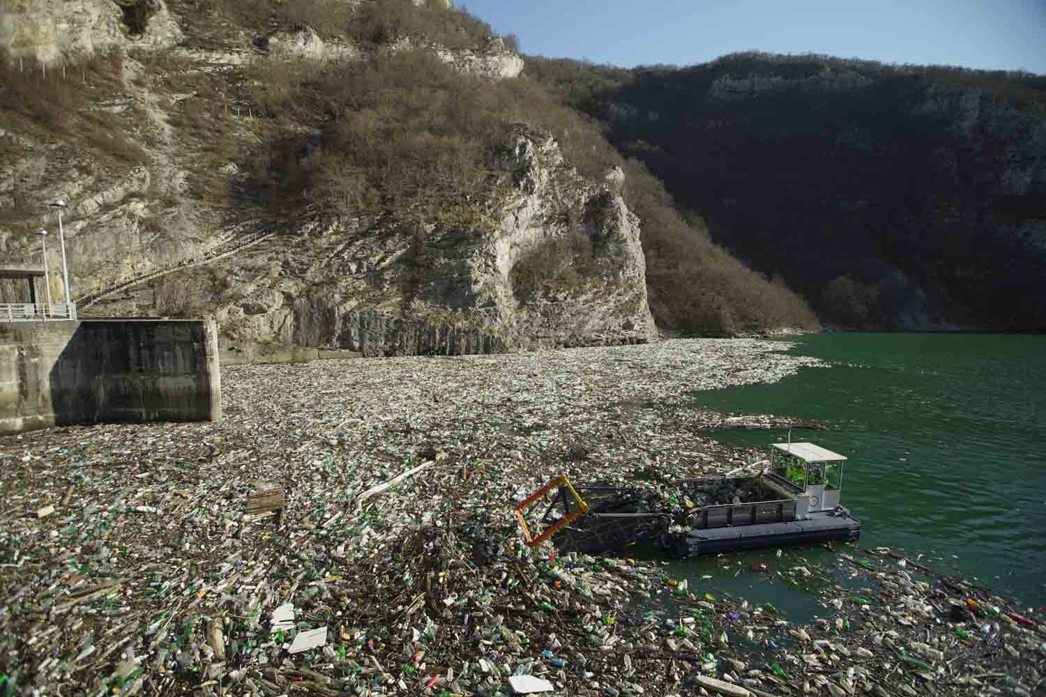 Das Cleanup Project von everwave in Bosien-Herzegowina mit dem Müllsammelboot CollectiX. Müllsammelboot in Plastikmüll.