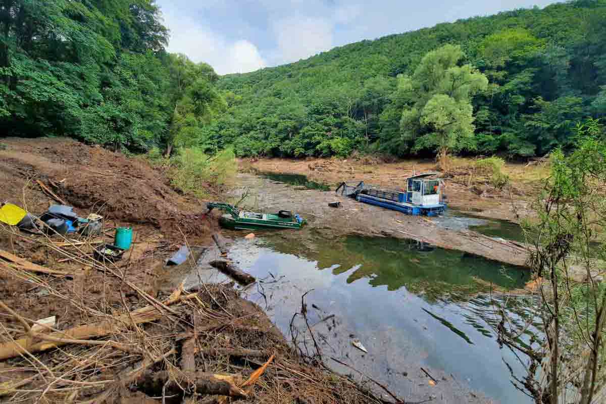 Auch nach der Flutkatastrophe in NRW im Juli 2021 war everwave im Einsatz. Müllsammelboot in Fluss in der Eifel.