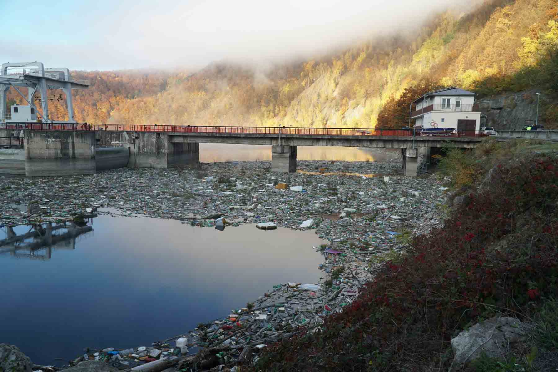 Das Cleanup Project von everwave in der Slowakei im November 2021. Plastikmüll an einem Stausee.